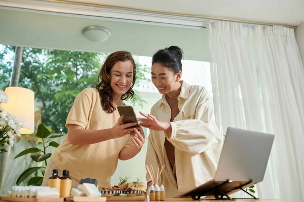 Comment implémenter des systèmes de feedback en temps réel pour améliorer les processus dans une usine de production automobile?