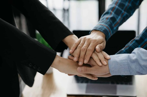 Comment les entreprises de services à domicile peuvent-elles utiliser les technologies mobiles pour améliorer la coordination des équipes?